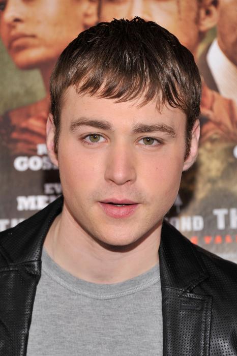 Emory Cohen در صحنه فیلم سینمایی جایی آن سوی کاج ها