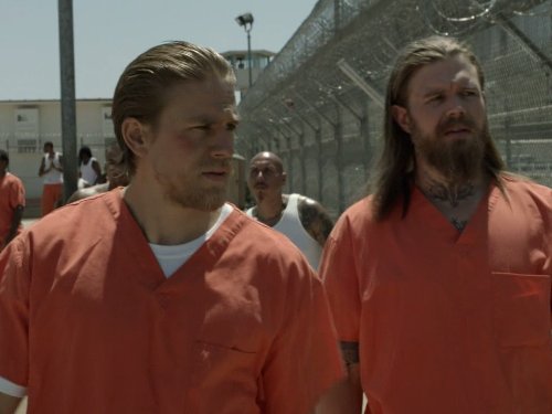 Ryan Hurst در صحنه سریال تلویزیونی فرزندان آشوب به همراه چارلز هانم