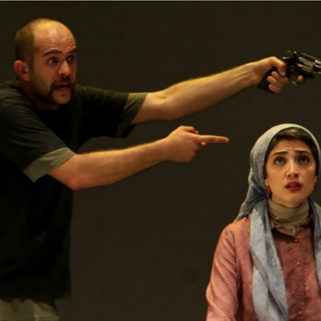 تصویری از بابک حمیدیان، بازیگر و تهیه کننده سینما و تلویزیون در حال بازیگری سر صحنه یکی از آثارش