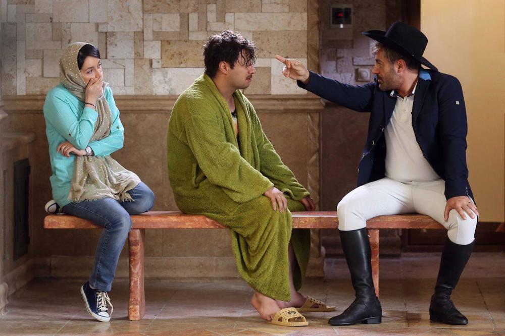 محمدرضا گلزار در صحنه فیلم تلویزیونی آینه بغل به همراه جواد عزتی