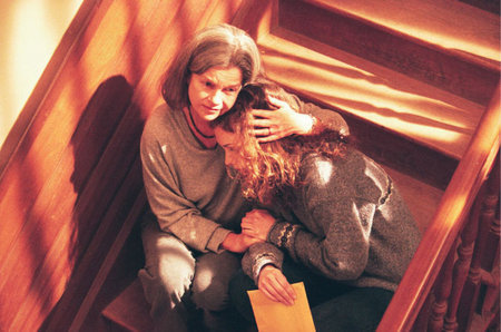 Lisa Brenner در صحنه فیلم سینمایی Finding Home به همراه جنویو بوژو