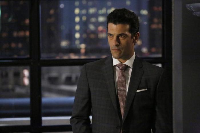 Simon Kassianides در صحنه سریال تلویزیونی ماموران شیلد