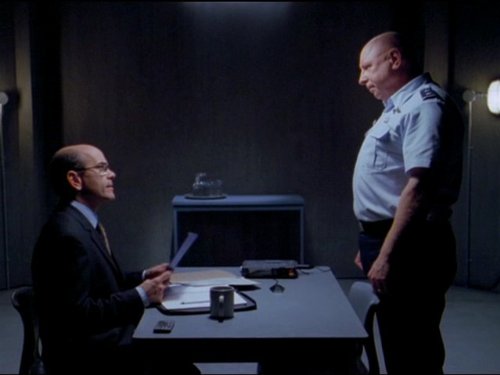 Robert Picardo در صحنه سریال تلویزیونی دروازه ستارگان اس جی-۱ به همراه Don S. Davis