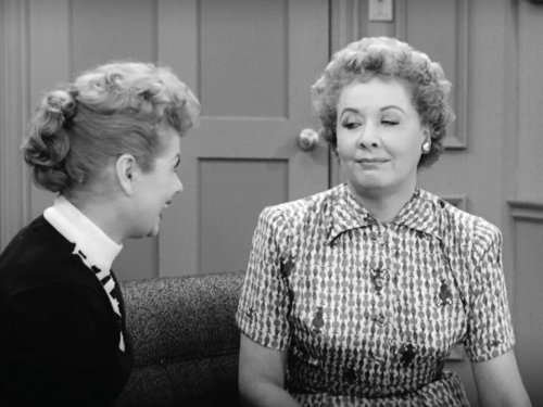 Vivian Vance در صحنه سریال تلویزیونی عاشقتم لوسی به همراه لوسیل بال