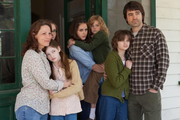 Hayley McFarland در صحنه فیلم سینمایی احضار به همراه Ron Livingston، Shanley Caswell، Lili Taylor، مک کنزی کریستین فوی و جوئی کینگ