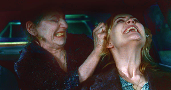 Lorna Raver در صحنه فیلم سینمایی مرا به دوزخ بکش به همراه الیسون لومن