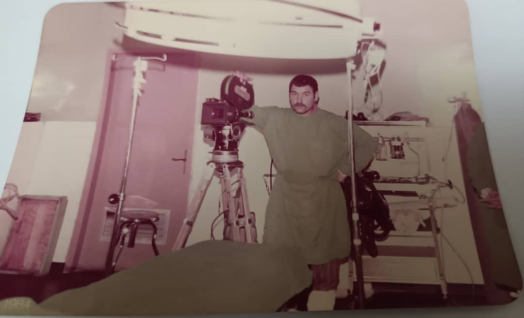 تصویری از صفر عبدلی، گروه فیلمبرداری و دستیار دوم فیلمبردار سینما و تلویزیون در پشت صحنه یکی از آثارش