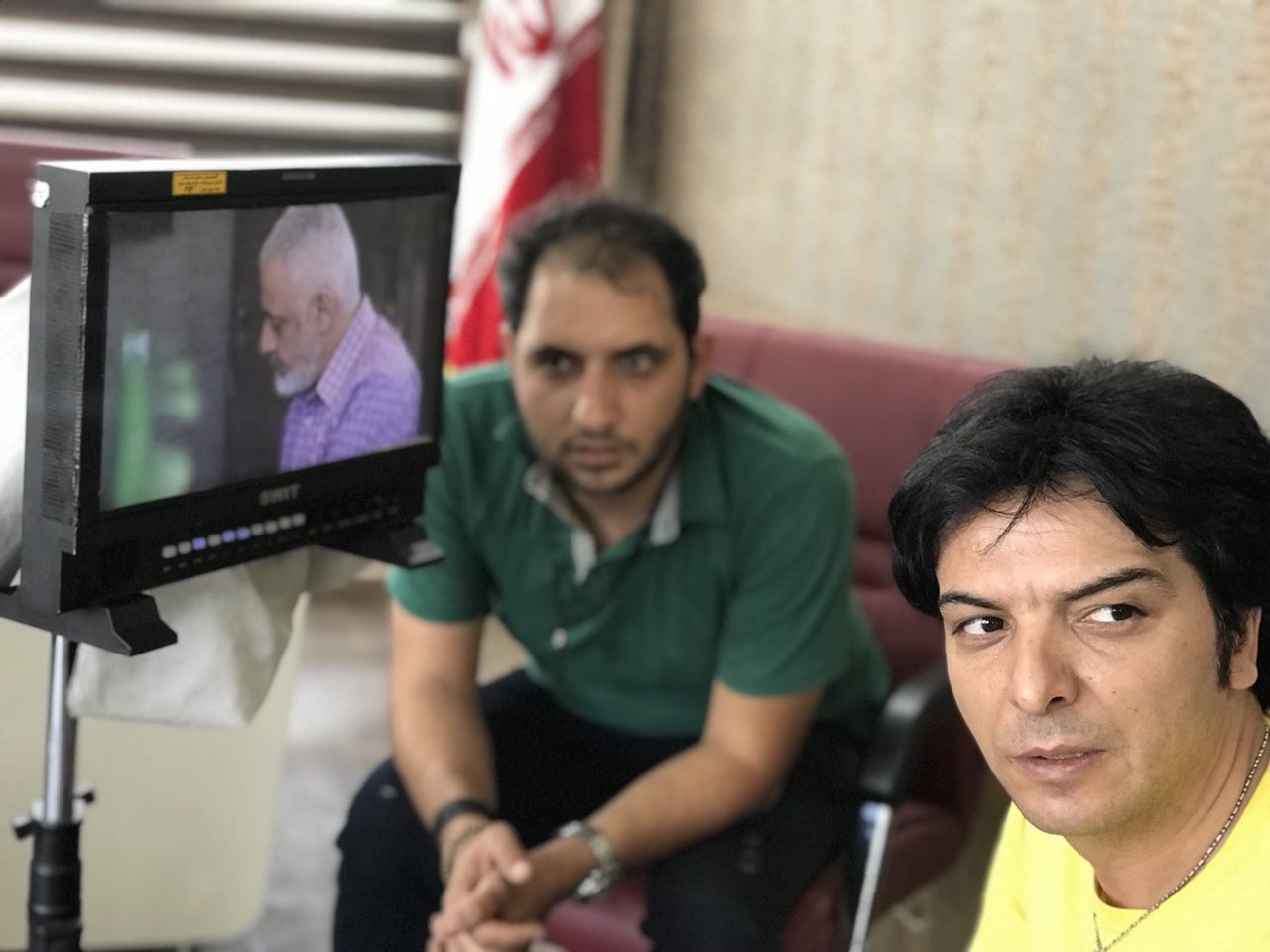 تصویری از سیدرضا آل‌احمدی، دستیاراول کارگردان و برنامه‌ریزی سینما و تلویزیون در حال بازیگری سر صحنه یکی از آثارش