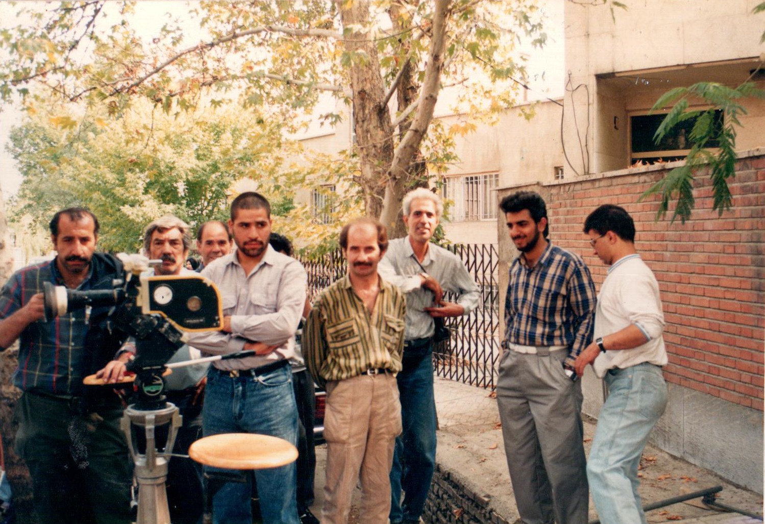 تصویری از فرشید رئوفی، بازیگر و مدیر تولید سینما و تلویزیون در حال بازیگری سر صحنه یکی از آثارش