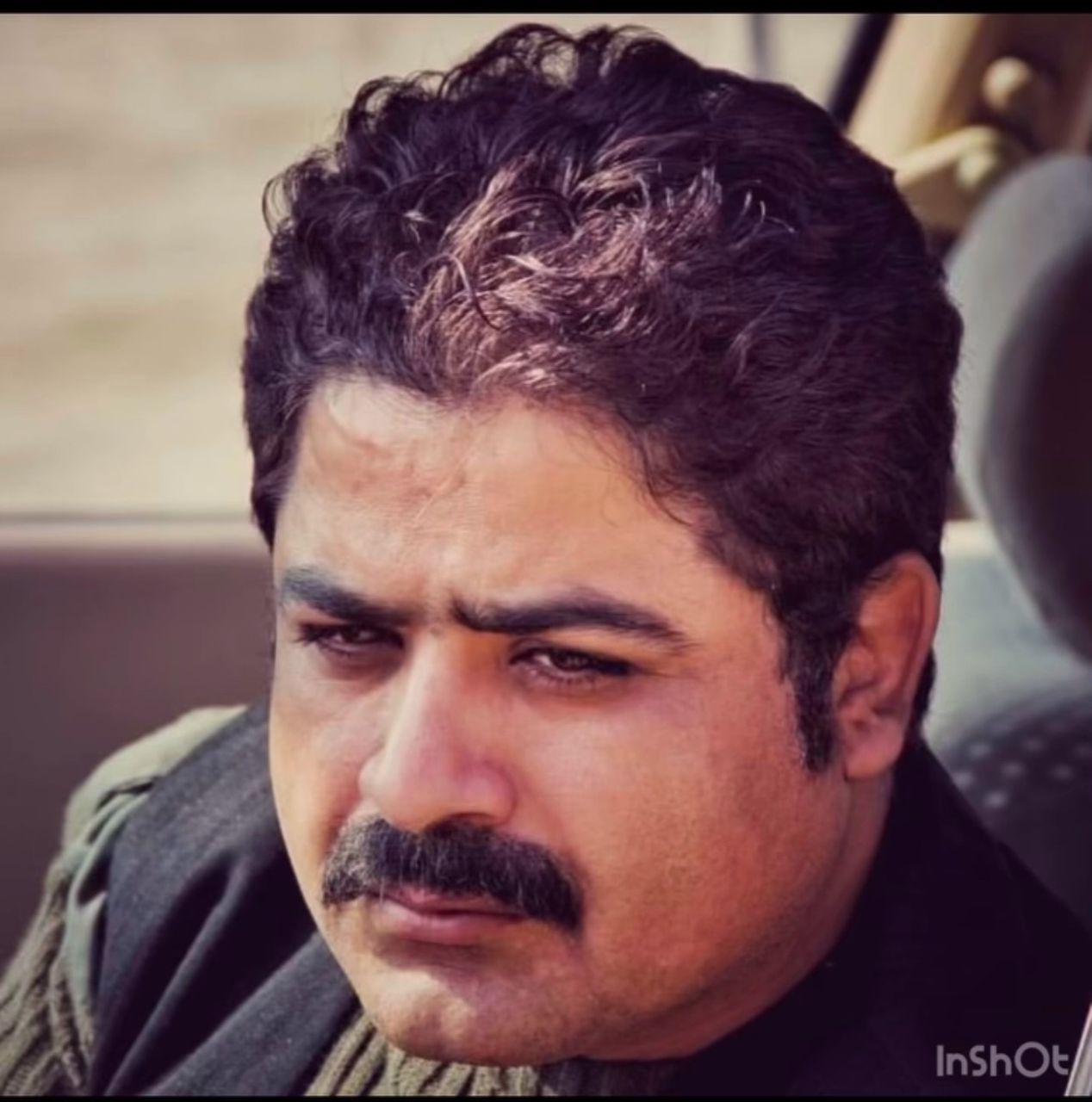 تصویری از رامین الماسی، بازیگر و مدیر تولید سینما و تلویزیون در پشت صحنه یکی از آثارش