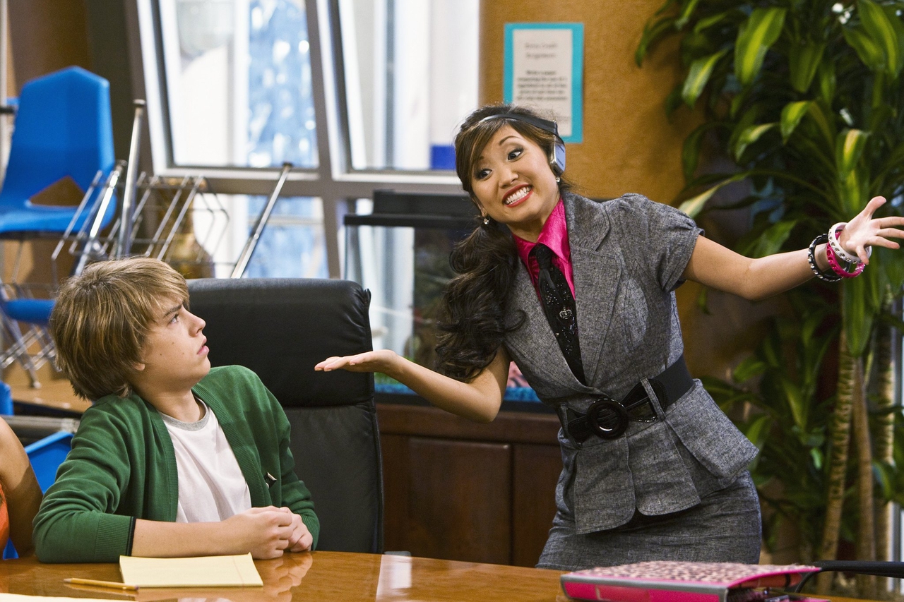 Brenda Song در صحنه سریال تلویزیونی The Suite Life on Deck به همراه Cole Sprouse