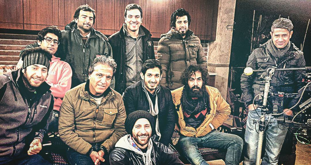 علی سرتیپی در پشت صحنه فیلم سینمایی دراکولا به همراه معین‌رضا مطلبی