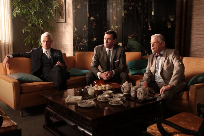 Robert Morse در صحنه سریال تلویزیونی مردان مد به همراه جان اسلتری و Jon Hamm