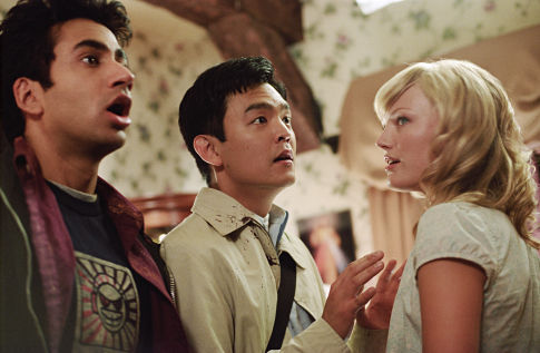 جان چو در صحنه فیلم سینمایی هارولد و کمار به همراه مالین اُکرمان و Kal Penn
