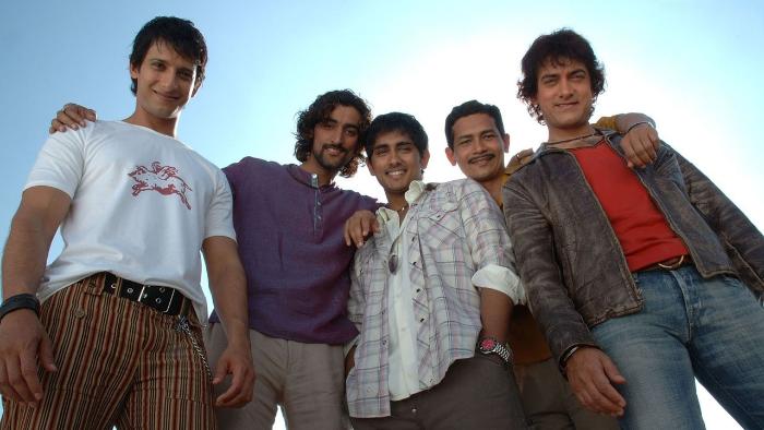 Atul Kulkarni در صحنه فیلم سینمایی رنگ فداکاری به همراه Siddharth، عامر خان، Kunal Kapoor و Sharman Joshi