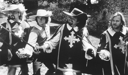 چارلی شین در صحنه فیلم سینمایی سه تفنگدار به همراه اولیور پلات، کیفر ساترلند و کریس اونتنل