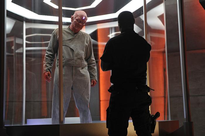 Charles Halford در صحنه سریال تلویزیونی سوپرگرل به همراه دیوید هیروود