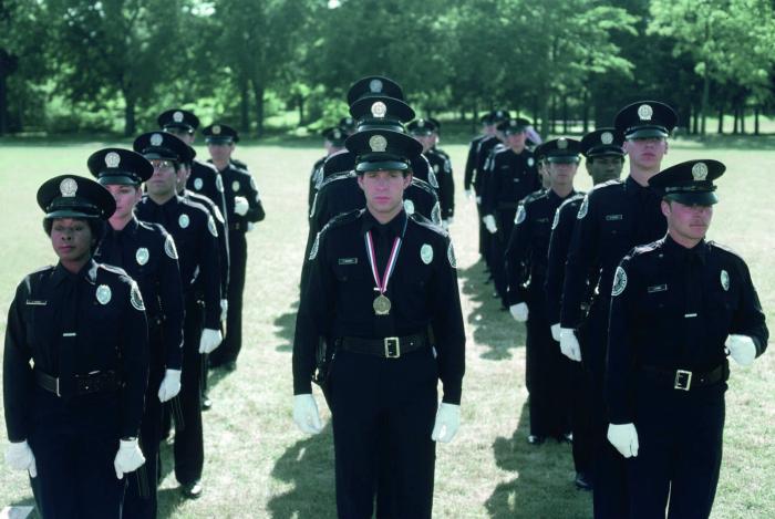 Bruce Mahler در صحنه فیلم سینمایی دانشکده پلیس به همراه Marion Ramsey، Steve Guttenberg و کیم کاترال