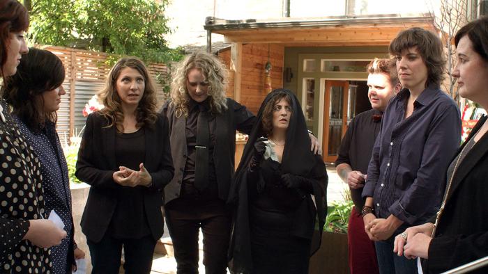 Aurora Browne در صحنه فیلم سینمایی Portrait of a Serial Monogamist به همراه Carolyn Taylor، Caroline Gillis و Sabrina Jalees