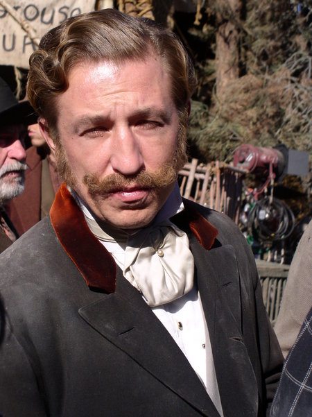 Pasha D. Lychnikoff در صحنه سریال تلویزیونی ددوود
