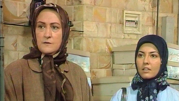 آناهیتا همتی در صحنه سریال تلویزیونی خانه به‌دوش به همراه مریم امیرجلالی