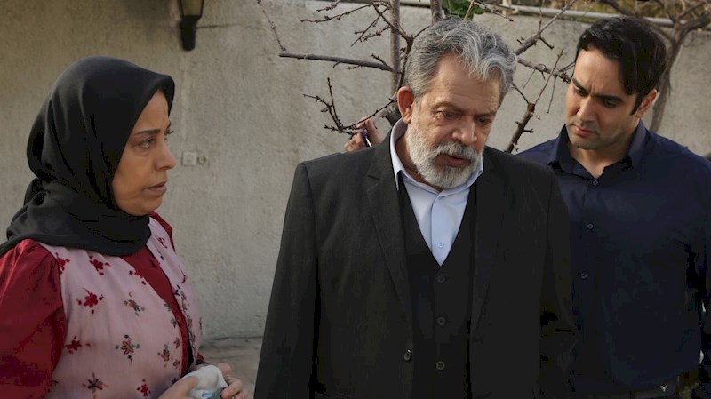 حسن پورشیرازی در صحنه سریال تلویزیونی برادر به همراه پوریا پورسرخ و سهیلا رضوی
