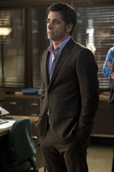 John Stamos در صحنه سریال تلویزیونی قانون و نظم: واحد قربانیان ویژه