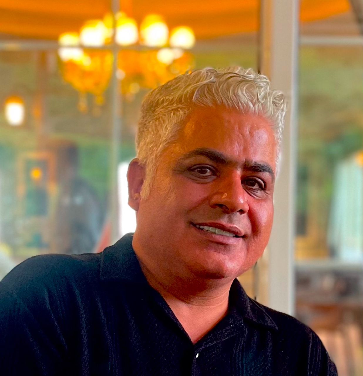 تصویری از رامین الماسی، بازیگر و مدیر تولید سینما و تلویزیون در پشت صحنه یکی از آثارش