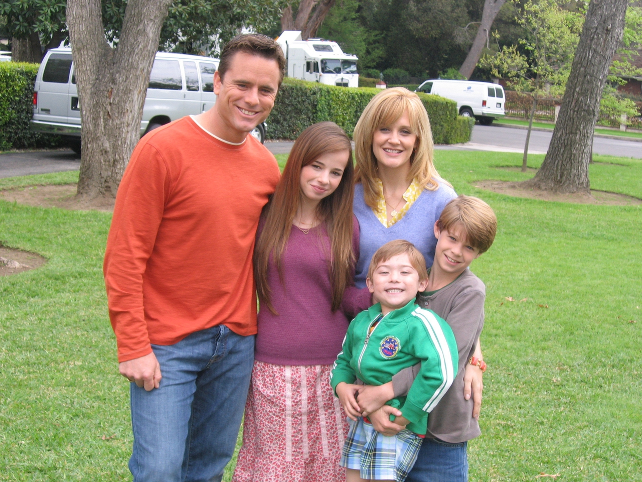 Charles Esten در صحنه فیلم سینمایی American Family به همراه Ashley Rickards، Stephanie Childers، Colin Ford و Raymond Ochoa