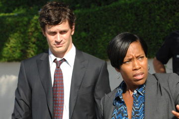 Regina King در صحنه سریال تلویزیونی Southland به همراه Tom Everett Scott