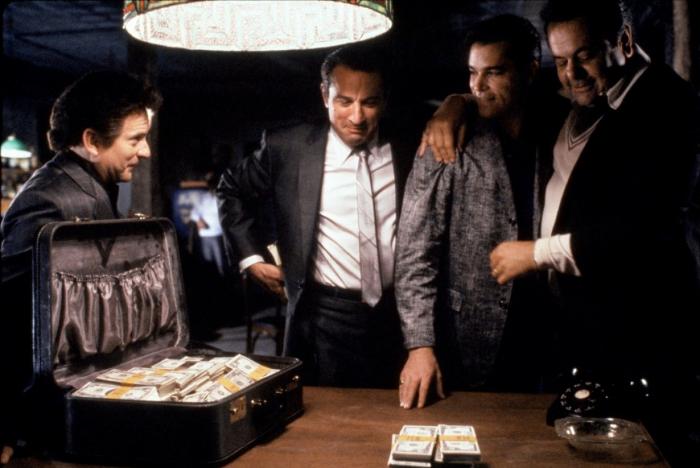 پل سوروینو در صحنه فیلم سینمایی مافیایی ها به همراه ری لیوتا، رابرت دنیرو و جو پشی