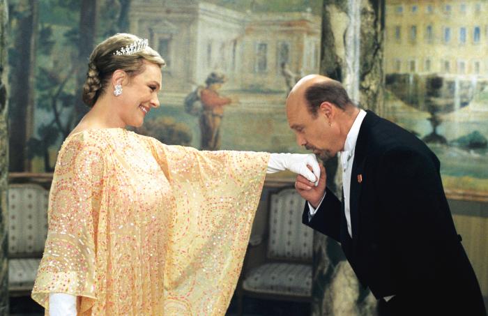Julie Andrews در صحنه فیلم سینمایی خاطرات پرنسس ۲ : نامزدی سلطنتی به همراه Hector Elizondo