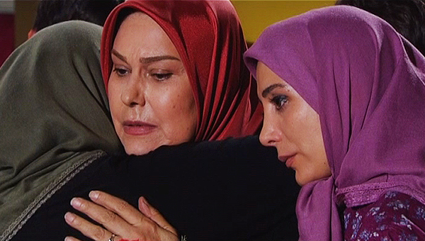 مهرانه مهین‌ترابی در صحنه سریال تلویزیونی زمانه به همراه رویا میرعلمی