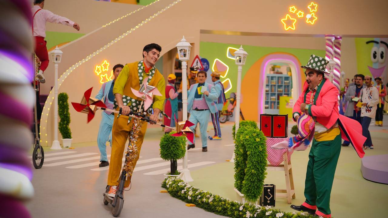  برنامه تلویزیونی دوقلوها در شهر پنج ستاره به کارگردانی جمشید بیات ترک