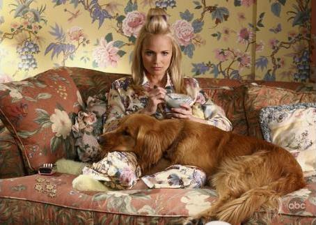 Kristin Chenoweth در صحنه سریال تلویزیونی Pushing Daisies