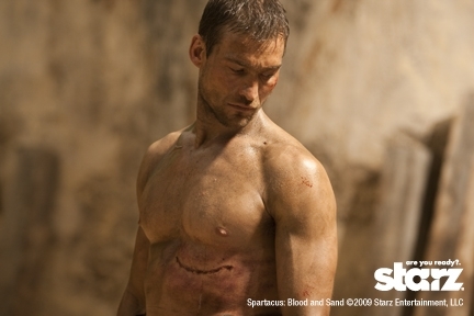 Andy Whitfield در صحنه سریال تلویزیونی اسپارتاکوس