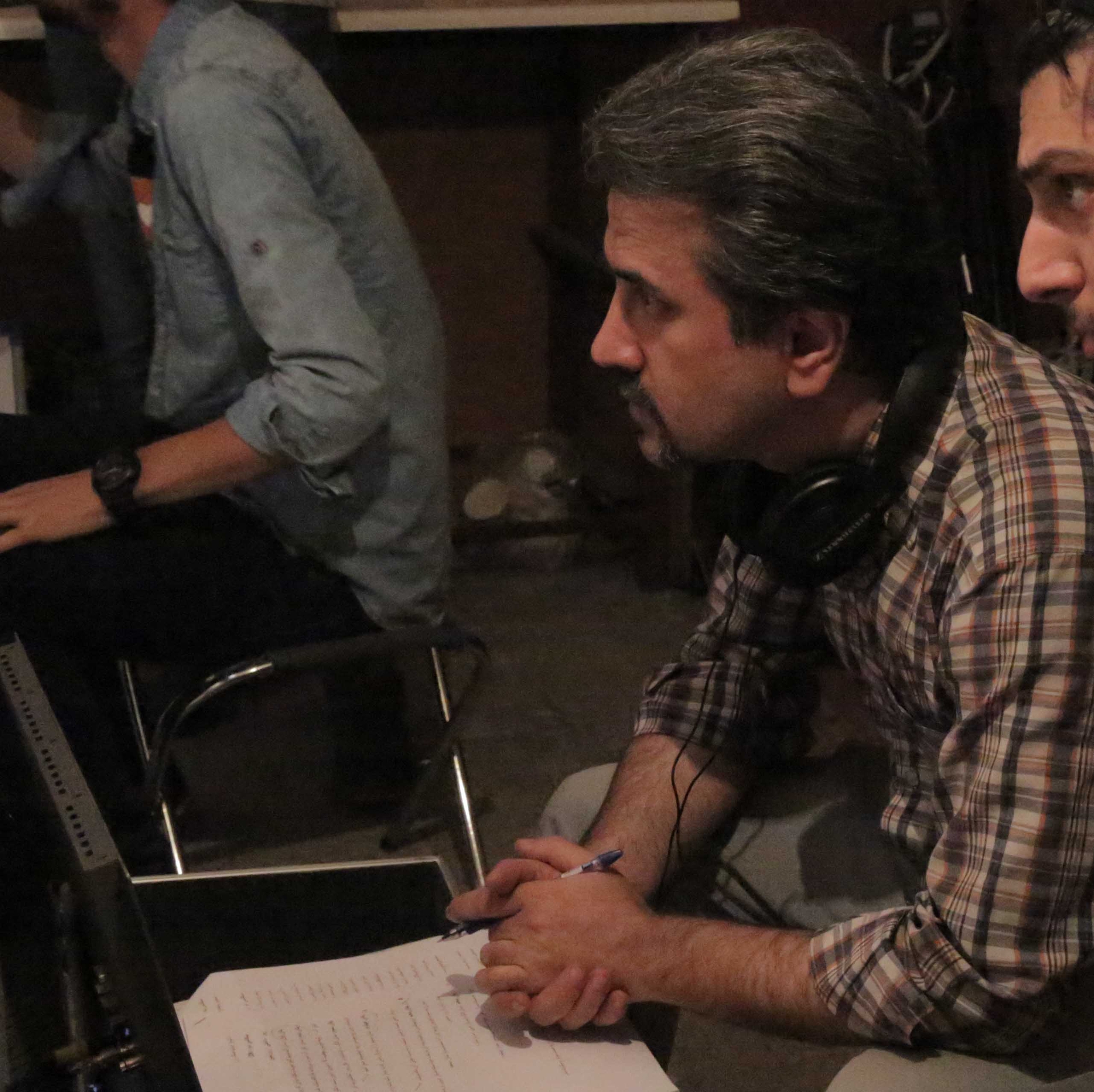 تصویری از مهدی اسفهبد، تهیه کننده سینما و تلویزیون در حال بازیگری سر صحنه یکی از آثارش
