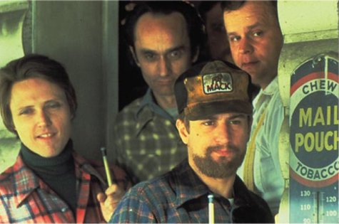 جان کازال در صحنه فیلم سینمایی شکارچی گوزن به همراه کریستوفر واکن، رابرت دنیرو و جرج دزوندزا