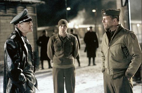 Marcel Iures در صحنه فیلم سینمایی نبرد هارت به همراه کالین فارل و بروس ویلیس