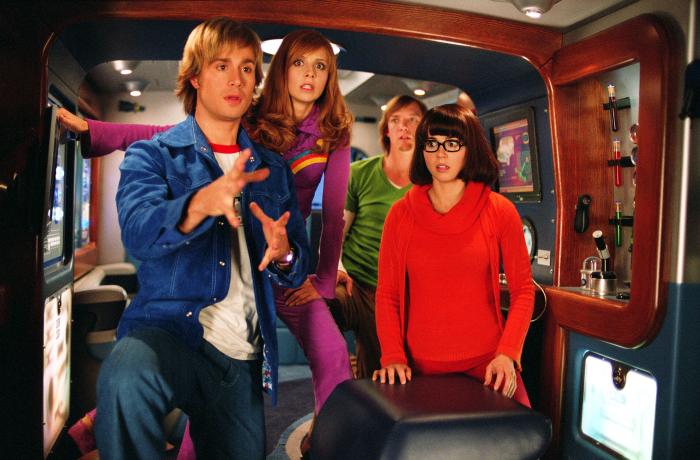 سارا میشل گلر در صحنه فیلم سینمایی Scooby-Doo 2: Monsters Unleashed به همراه Freddie Prinze Jr.، Matthew Lillard و لیندا کاردلیانی