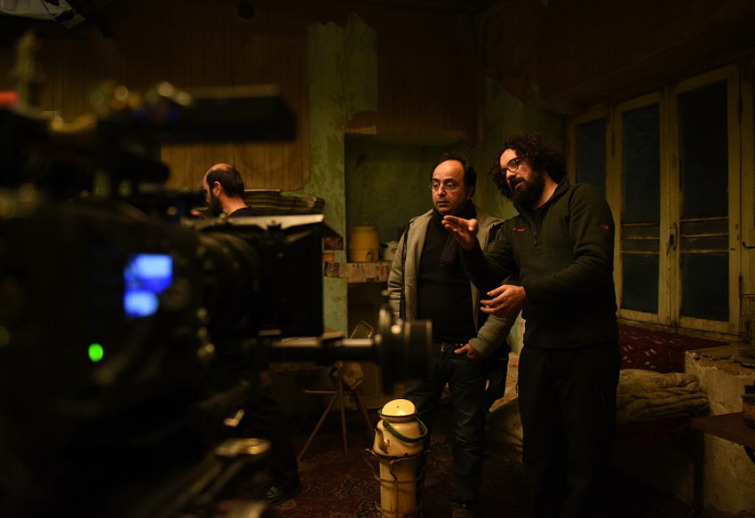 حمیدرضا قربانی در پشت صحنه فیلم سینمایی خانه‌ای در‌ خیابان چهل‌ و یکم به همراه هومن بهمنش