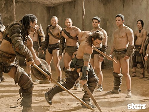 Dustin Clare در صحنه سریال تلویزیونی اسپارتاکوس: خدایان میدان نبرد به همراه Antonio Te Maioha