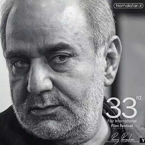 تصویری از پرویز پرستویی، بازیگر و تهیه کننده سینما و تلویزیون در حال بازیگری سر صحنه یکی از آثارش