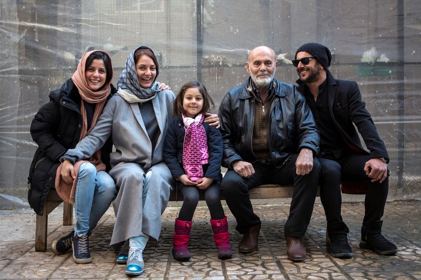 سارا بهرامی در پشت صحنه فیلم سینمایی دارکوب به همراه امین حیایی، مهناز افشار و جمشید هاشم‌پور