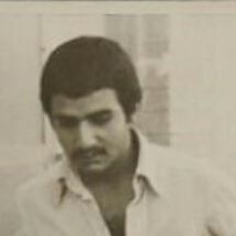 تصویری از پرویز پرستویی، بازیگر و تهیه کننده سینما و تلویزیون در حال بازیگری سر صحنه یکی از آثارش