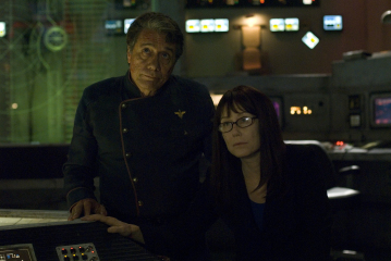 مری مکدانل در صحنه سریال تلویزیونی ناوبر فضایی گالاکتیک به همراه ادوارد جیمز آلموس