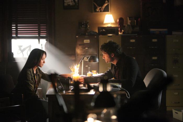 David Alpay در صحنه سریال تلویزیونی خاطرات خون آشام به همراه Kat Graham