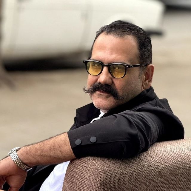 تصویری از محمد امین، بازیگر سینما و تلویزیون در پشت صحنه یکی از آثارش