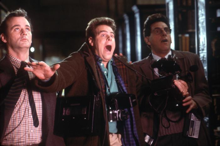 هارولد رمیس در صحنه فیلم سینمایی شکارچیان ارواح به همراه بیل مورای و دن اکروید