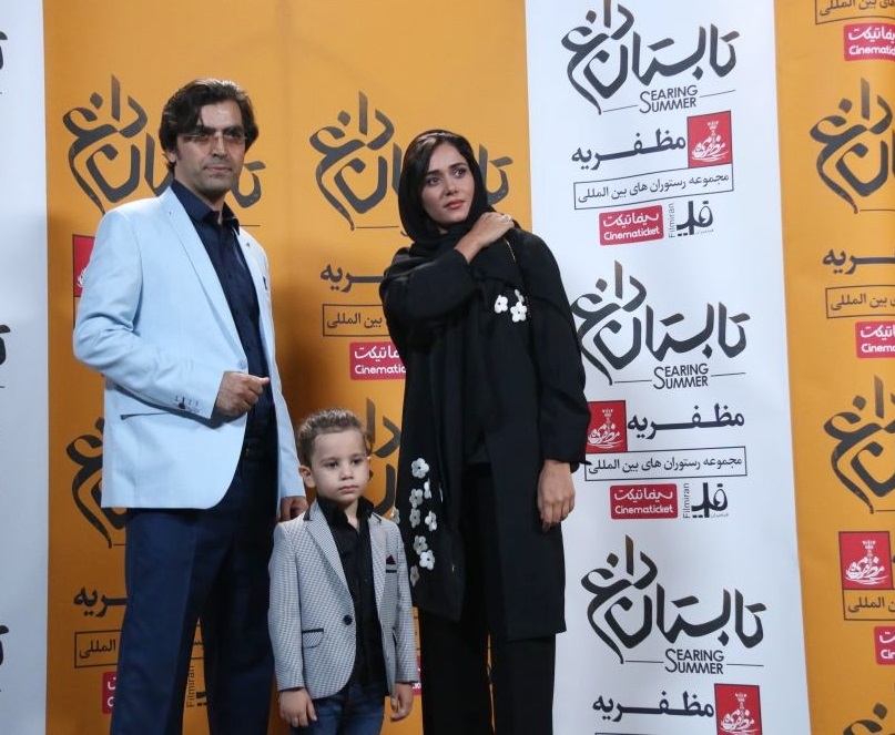ابراهیم ایرج زاد در اکران افتتاحیه فیلم سینمایی تابستان داغ به همراه پریناز ایزدیار